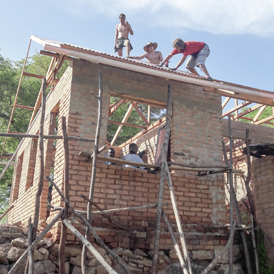 Opravování střechy africké školy 
